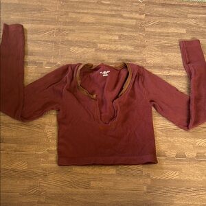 URBAN OUTFITTERS MAROON LONG SLEVE CROPPED TOP SIZE XS/S